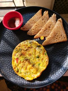 बटर रोस्टेड ब्रेड विथ अंडा ऑम्लेट (Bread With Anda Omelette Recipe In Marathi) रेसिपी चे मुख्य फोटो