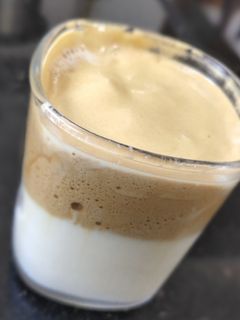 દાલગોના કોફી (Dalgona Coffee Recipe In Gujarati) રેસીપી મુખ્ય ફોટો