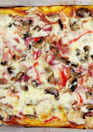 O poză a rețetei Pizza cu de toate (pe blat pufos).