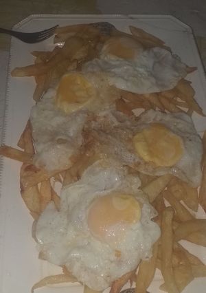 Una foto de Papas fritas con huevo frito 🤤🤤