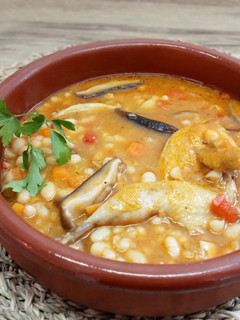 Una foto de Alubias con setas shiitake y codornices