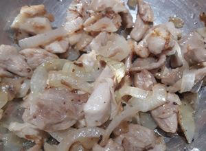 Una foto de Trozos de pollo encebollados🙌