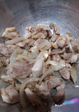 Una foto de Trozos de pollo encebollados🙌