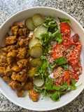 Ensalada de carne, pepino, cilantro, tomate y semillas