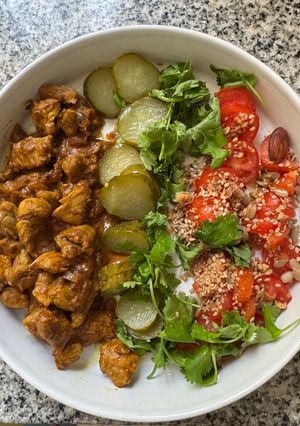 Una foto de Ensalada de carne, pepino, cilantro, tomate y semillas