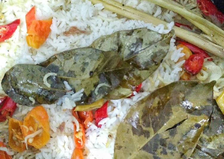 Langkah Mudah untuk Menyiapkan Nasi Liwet (Magic Com) yang Menggugah Selera