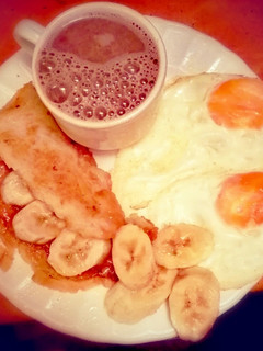 Una foto de Pancakes con fruta, idea fácil para el desayuno!!!