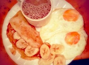 Una foto de Pancakes con fruta, idea fácil para el desayuno!!!