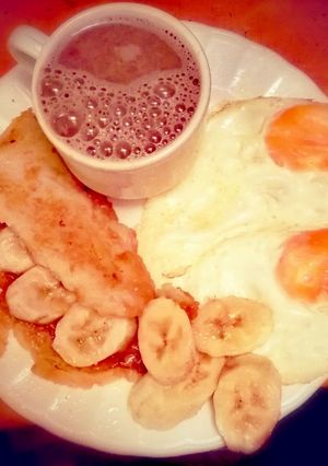 Una foto de Pancakes con fruta, idea fácil para el desayuno!!!