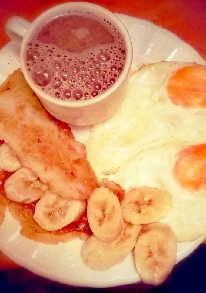 Una foto de Pancakes con fruta, idea fácil para el desayuno!!!