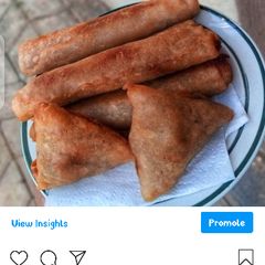 A picture of Spring rolls and samosa.
