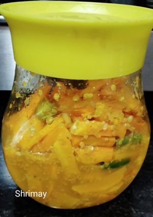 ओल्या हळदीचे लोणच (olya haldiche loncha recipe in marathi) रेसिपी चे मुख्य फोटो 