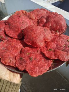 बीटरूट पूरी (Beetroot Puri recipe in Hindi) रेसिपी मुख्य फोटो