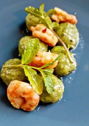 Foto di Gnocchi di Ricotta e Spinaci con Gamberi, Menta e Olio agli Agrumi