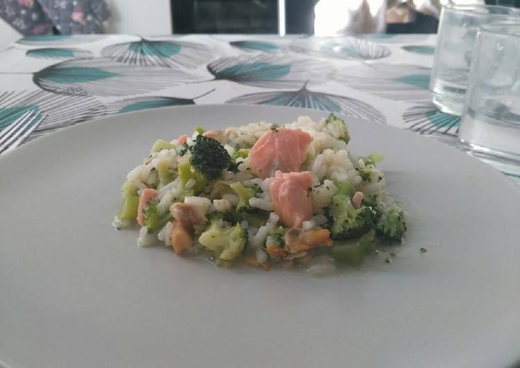 Risotto with salmon and broccoli