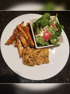 Una foto de Salmón con salsa pesto