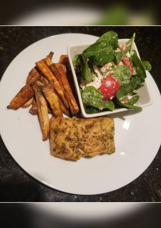 Una foto de Salmón con salsa pesto