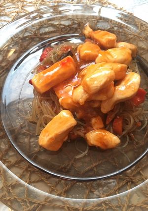 Brilliáns pirított tészta édes-savanyú csirkével recept fotója