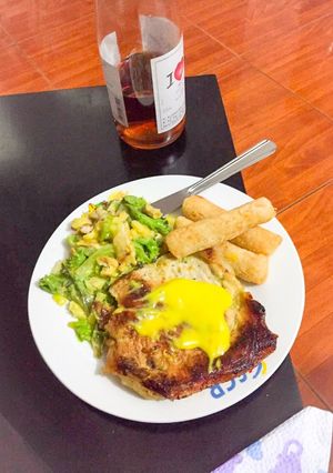 Una foto de Lomo de cerdo en salsa de mostaza yuquitas y ensalada