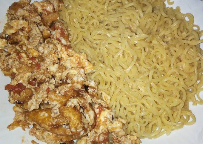 Boiled Indomie with fried eggs