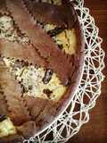 Pastiera con pasta frolla al cacao e pezzi di cioccolato