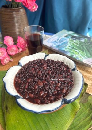 A picture of Vegan Brown Rice and Red Bean Porridge.