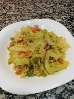 Una foto de Col guisada en su propio jugo