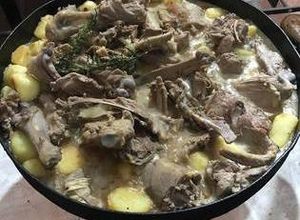 Una foto de Cabrito al vino blanco a lo rubisz en el disco