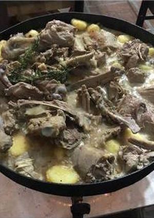 Una foto de Cabrito al vino blanco a lo rubisz en el disco
