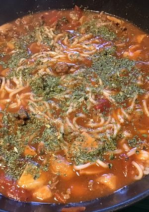 Une photo de Ramens au bœuf, champignons, tomates, prune et coriandre
