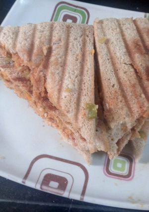સેઝવાન સેન્ડવીચ (Schezwan Sandwich Recipe In Gujarati) રેસીપી મુખ્ય ફોટો