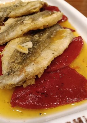 Una foto de Pescadillas a la andaluza con piquillos confitados