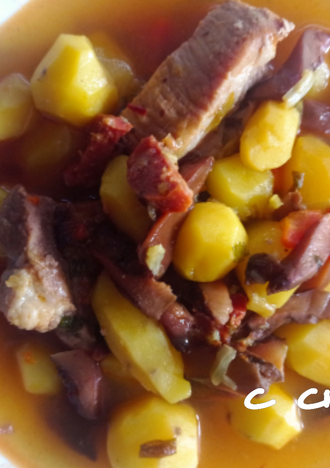 Una foto de Patatas con costillas y níscalos