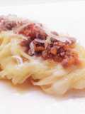 Linguine rigate con crema di cavolfiore e ragù di tastasale