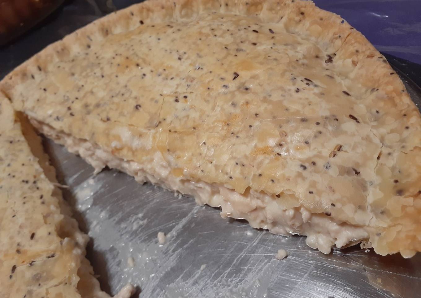 Tarta de pollo con queso crema y tapas de semillas