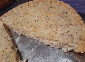 Una foto de Tarta de pollo con queso crema y tapas de semillas