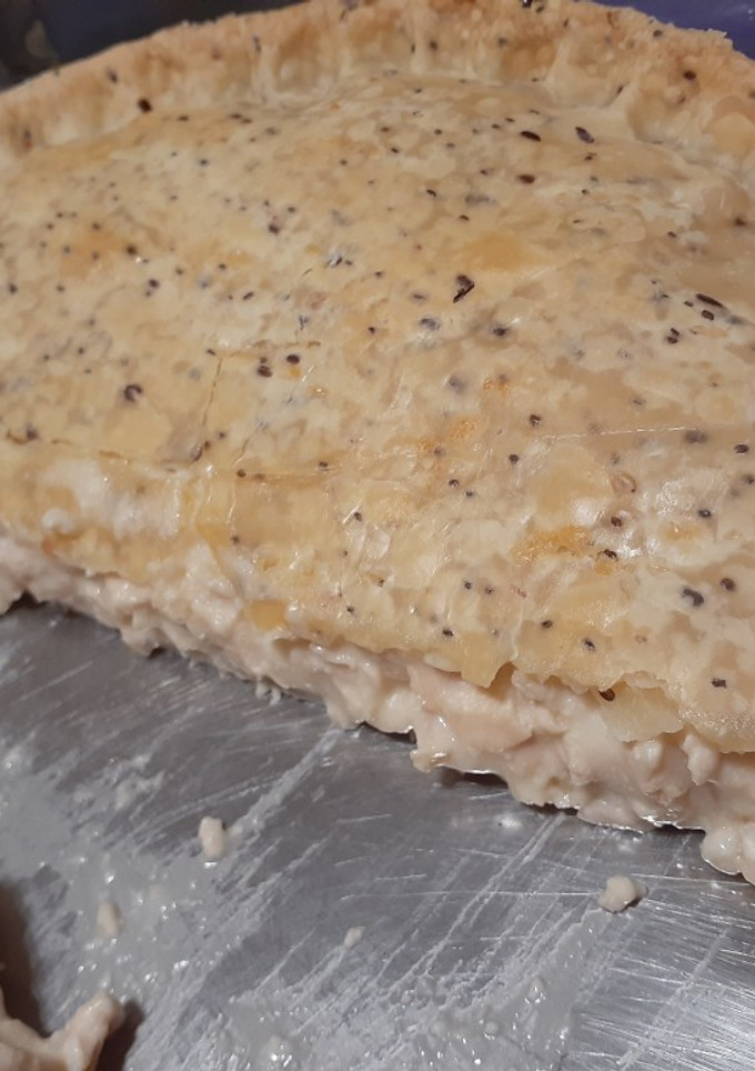 Una foto de Tarta de pollo con queso crema y tapas de semillas