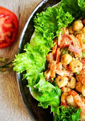 O poză a rețetei Salată de crudități și năut cu dressing de iaurt și tahini.