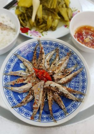Hình của món Cá cơm kho cay.