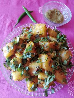 उत्तराखंडी आलू के गुटके (Uttarakhandi aloo ke gutke recipe in hindi) रेसिपी मुख्य फोटो