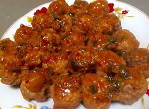 Hình của món Thịt viên rim mặn ngọt.