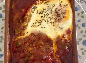 Una foto de 594. Huevos a la flamenca con patatitas (principal carne)