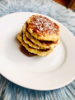 Una foto de Pancakes de coco 🥥con dulce de leche sin azúcar