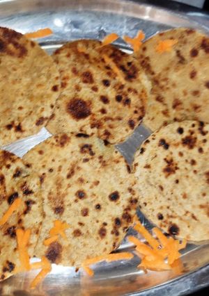 आलू का पराठा (aloo ka paratha recipe in Hindi) रेसिपी मुख्य फोटो