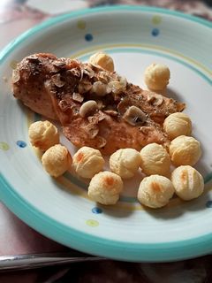 Una foto de Pollo al limón con Papas Duquesa