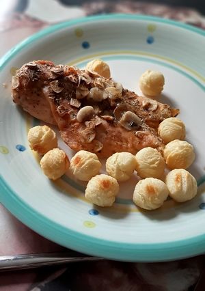Una foto de Pollo al limón con Papas Duquesa