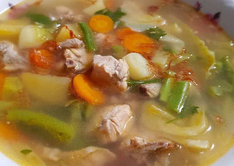 Langkah Mudah untuk Menyiapkan Sayur sop ayam yang Menggugah Selera