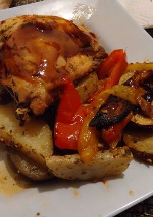 Una foto de Pollo barbacoa con papas y morrones