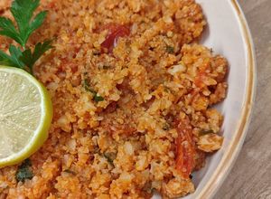 Une photo de Riz de chou-fleur aux tomates, cumin et citron vert