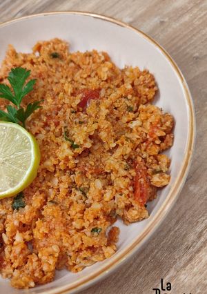 Une photo de Riz de chou-fleur aux tomates, cumin et citron vert